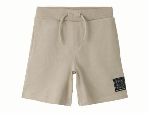 Name It sweatshorts i beige nuance aluminium med badge foran