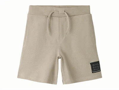 Name It sweatshorts i beige nuance aluminium med badge foran