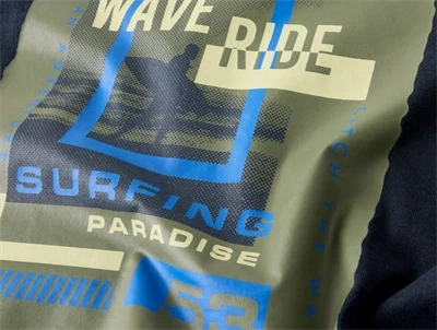 Name It t-shirt i navy nuance salute med stort print på ryggen