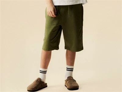 Name It sweatshorts i grøn nuance olivine set på model