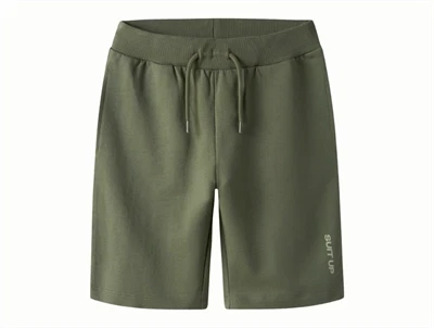 Name It sweatshorts i grøn nuance olivine med print på benet