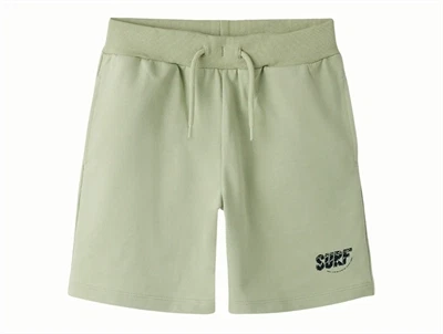 Name It sweatshorts i lysegrøn nuance swamp med print på benet