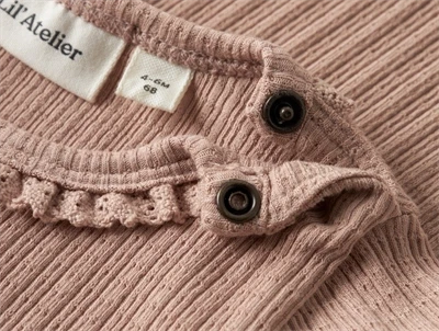 Lil\' Atelier body i brun nuance med blondekant ved hals