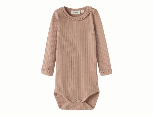Lil\' Atelier body i brun nuance med ribstruktur set forfra