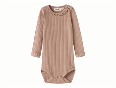Lil' Atelier body i brun nuance med ribstruktur set forfra