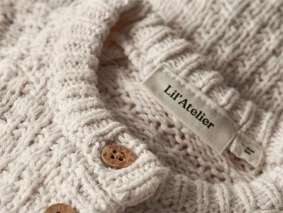 Lil\' Atelier strikcardigan i lys råhvid nuance med knapdetalje