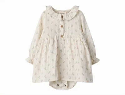 Lil\' Atelier kjolebody i råhvid nuance med blomsterprint på model