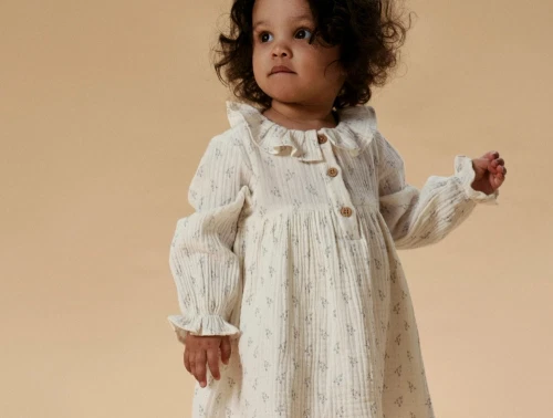 Lil\' Atelier kjolebody i råhvid nuance med blomsterprint på model