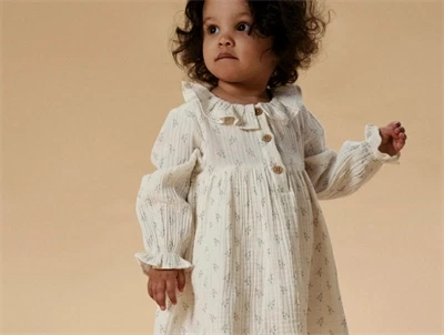 Lil' Atelier kjolebody i råhvid nuance med blomsterprint på model