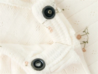 Lil\' Atelier body i råhvid nuance med flæsekant og blomsterprint