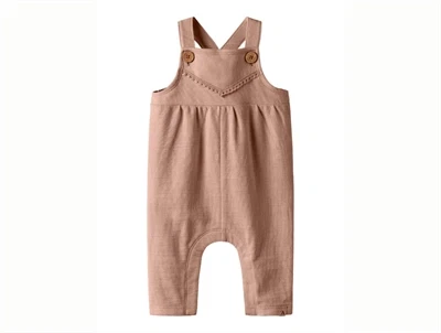Lil' Atelier overalls i rosabrun nuance med blondekant set forfra