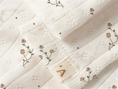 Lil\' Atelier leggings i råhvid nuance med fint blomsterprint