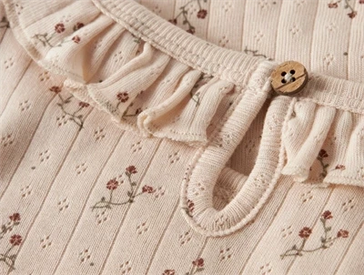 Lil\' Atelier bluse i sart lyserød nuance med flæsekant og blomsterprint