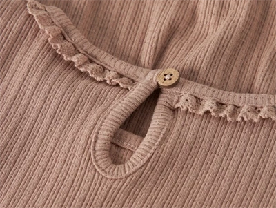 Lil\' Atelier kjole i brun nuance med ribstruktur og blondedetalje ved hals