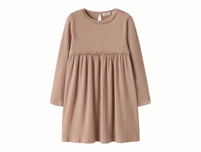 Lil' Atelier kjole i brun nuance med ribstruktur set forfra