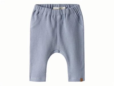 Lil' Atelier bukser i støvet blå nuance med struktur set forfra