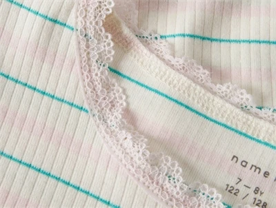 Name It rib top i råhvid nuance gardenia med blondedetalje ved hals