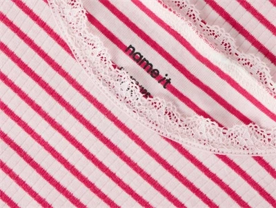 Name It rib top i råhvid nuance love potion med blondedetalje ved hals