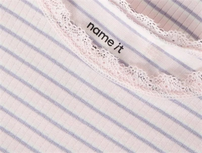 Name It rib top i lyserød nuance tender touch med blondedetalje ved hals