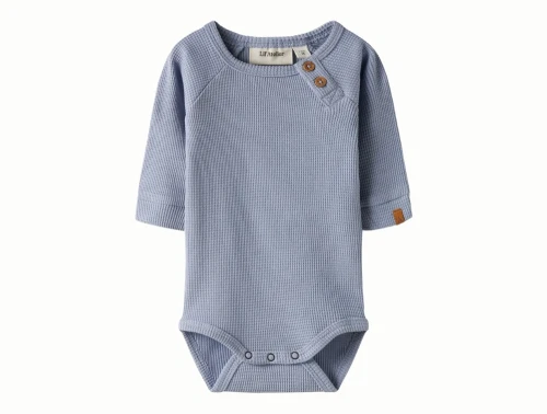 Lil\' Atelier body i støvet blå nuance set forfra
