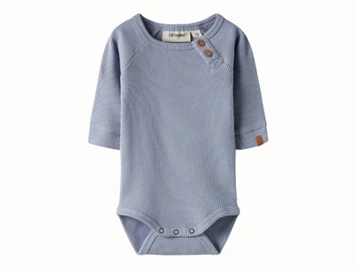 Lil' Atelier body i støvet blå nuance set forfra