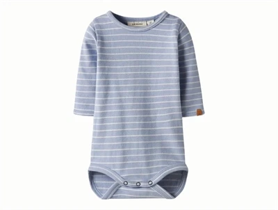 Lil' Atelier body i støvet blå nuance med striber set forfra