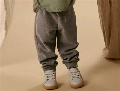 Lil' Atelier bukser i brun nuance på model