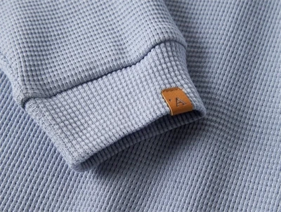 Lil\' Atelier bluse i støvet blå nuance med ribkant ved ærme