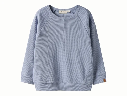 Lil\' Atelier bluse i støvet blå nuance med struktur set forfra