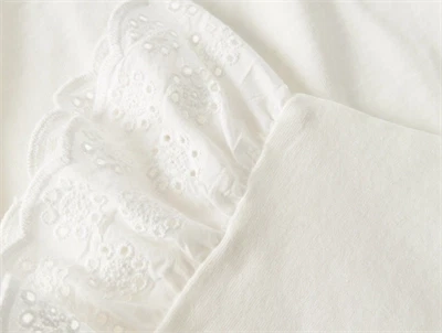 Name It top i råhvid nuance gardenia med broderede flæser