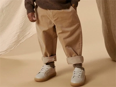 Lil\' Atelier bukser i beige nuance i fløjl på model