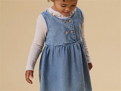 Lil Atelier denim kjole medium blue denim uden ærmer med knapper