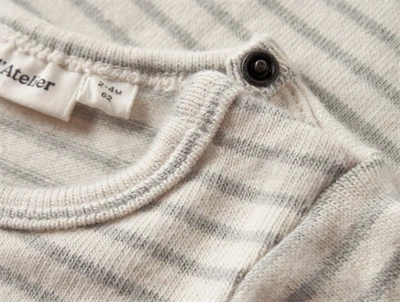 Lil\' Atelier BABY body i råhvid nuance med grå striber