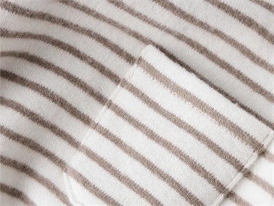 Lil\' Atelier MINI top i råhvid nuance med brune striber og brystlomme