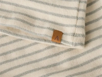 Lil\' Atelier MINI top i råhvid nuance med grå striber og brystlomme