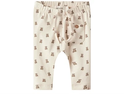 Lil' Atelier BABY bukser i råhvid nuance med teddybjørnprint  