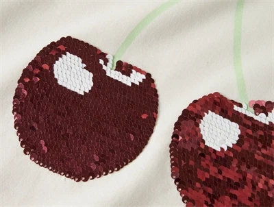 Name It t-shirt i råhvid nuance gardenia med pailetkirsebær ogprintet stilk og blad