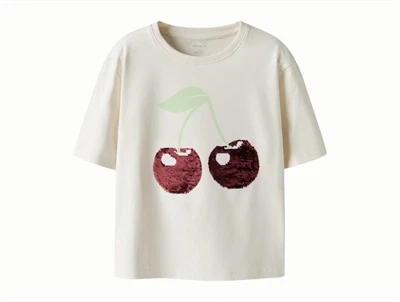 Name It t-shirt i råhvid nuance gardenia med kirsebær i pailletter