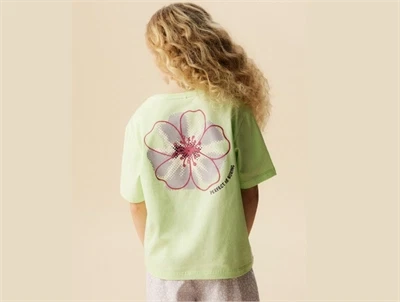 Name It t-shirt i lysegrøn nuance patina green set på model