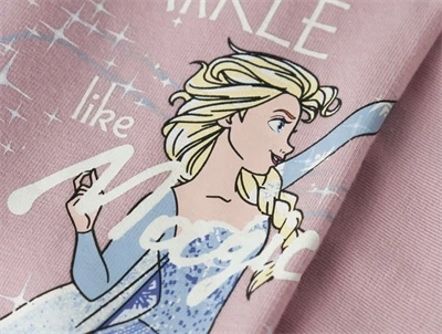 Detalje af Elsa Frozen print på lyserød natdragt fra Name It