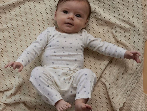 baby iført lil\' atelier body med blåbærprint og matchende leggings