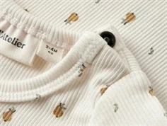 nærbillede af pæreprint og trykknap på lil\' atelier body