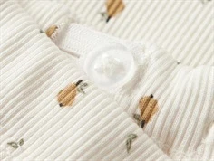 nærbillede af justerbar elastik og knap i linning på lil\' atelier bukser med pærer