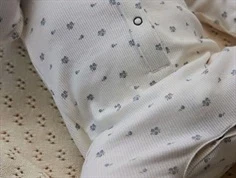 ben og trykknapper på lil\' atelier heldragt i blåbærprint