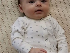 baby iført lil' atelier heldragt med blåbærprint og lange ærmer