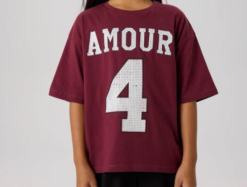 Name It t-shirt bordeaux med amour print og nitter