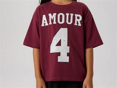 Name It t-shirt bordeaux med amour print og nitter
