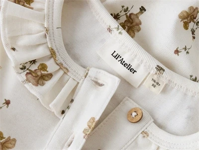 Lil\' Atelier kjole i råhvid nuance med flæsekrave og knapper