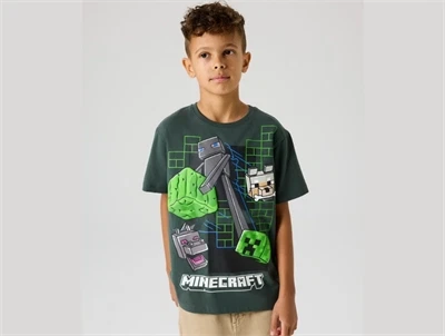 Name It t-shirt i urban chic med Minecraft print på model