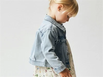 Name It denimjakke i blå nuance til børn med flæser